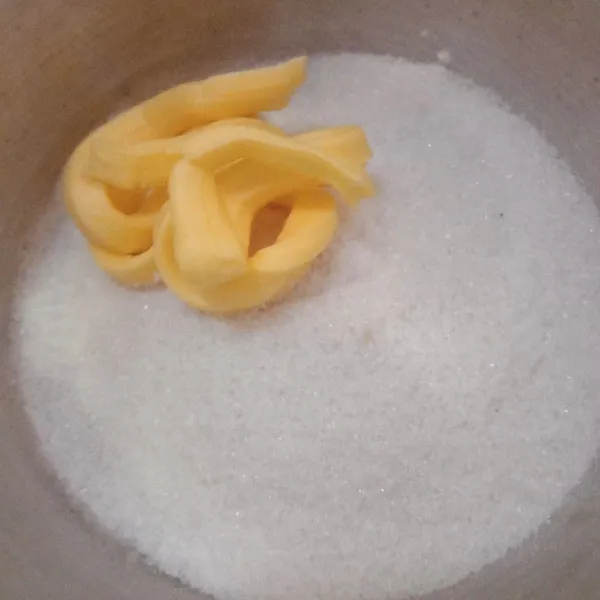 Masukkan agar-agar, gula pasir, mentega, dan susu ke dalam panci.