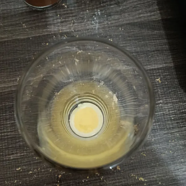 Siapkan gelas saji, lalu tuangkan susu kental manis dan pasta vanilla.