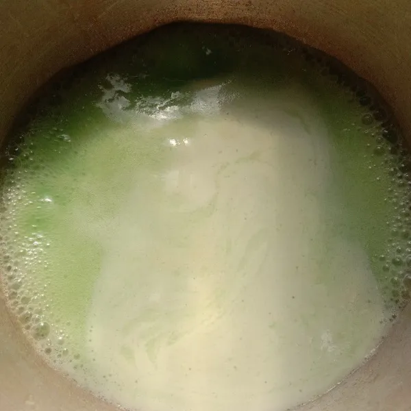 Rebus adonan sambil terus diaduk pelan-pelan hingga gula larut, mentega mencair, dan mendidih.