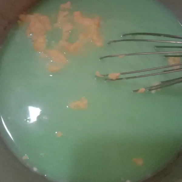 Tuangkan air sedikit demi sedikit sambil diaduk hingga rata.