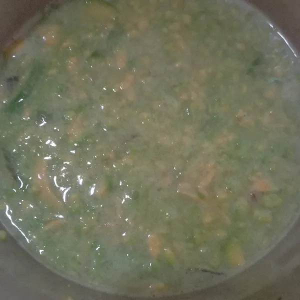 Aduk terus hingga uap panasnya hilang dan menghangat, lalu masukkan alpukat dan aduk rata.