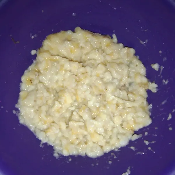 Haluskan pisang menggunakan whisk.