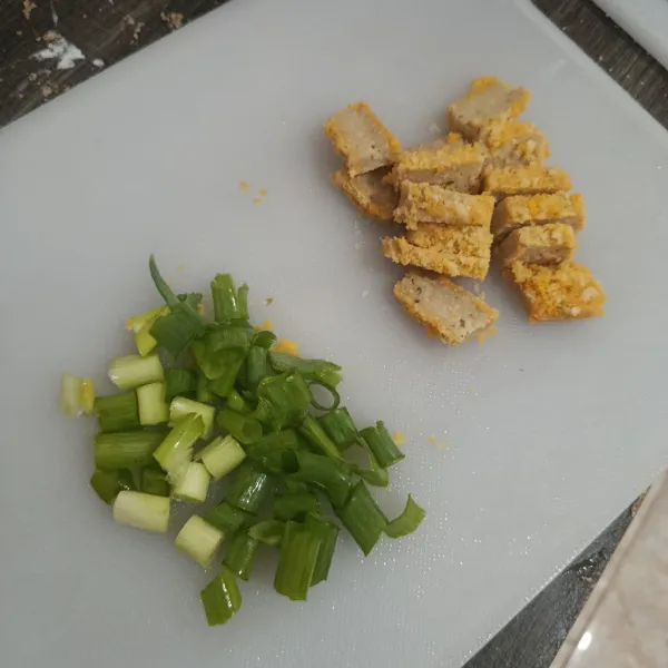 Iris-iris nugget tempe dan daun bawang.