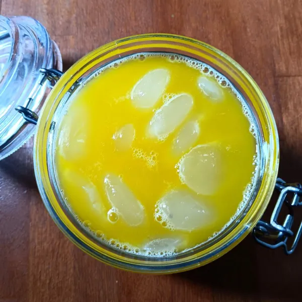 Tuangkan ke toples yang berisikan kolang-kaling. Aduk dan tutup rapat.