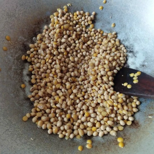 Sangrai kacang kedelai hingga matang.
