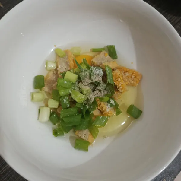 Tambahkan nugget tempe, daun bawang, garam, kaldu bubuk, dan merica bubuk.