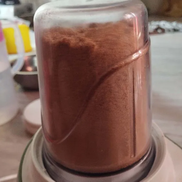 Blender dengan bumbu hingga halus dan tercampur rata.