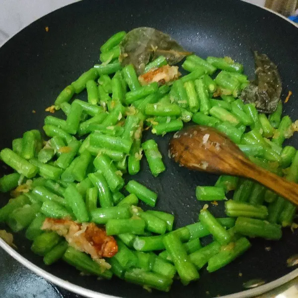 Masukkan buncis, lalu masak sampai warna hijaunya keluar.
