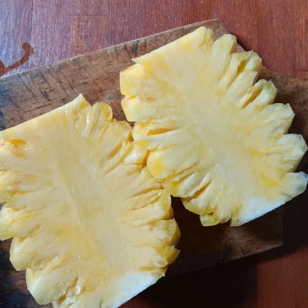 Cuci bersih, lalu potong-potong nanas madu.