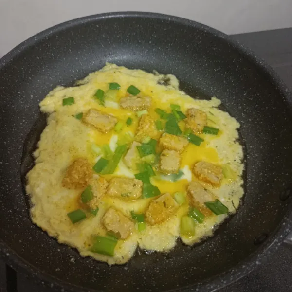 Goreng hingga matang dan berubah warna menjadi kecokelatan. bolak-balik agar matangnya merata.