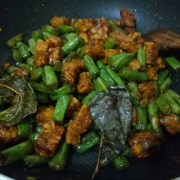 Masak sampai bumbunya meresap dan buncis matang. Anak-anak suka buncis yang empuk jadi masaknya agak lama.