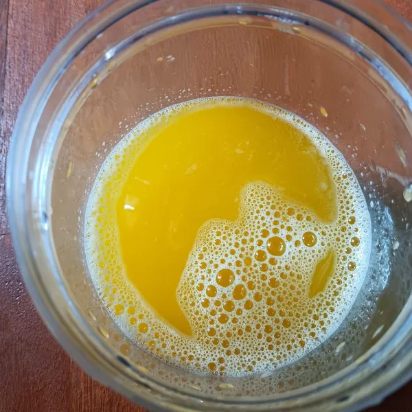 Proses menggunakan slow juicer. Setelah itu saring dan ambil jus murninya saja.