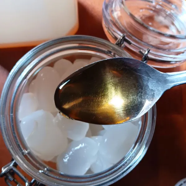 Pindahkan ke toples, lalu tambahkan madu, garam, dan cuka nanas.