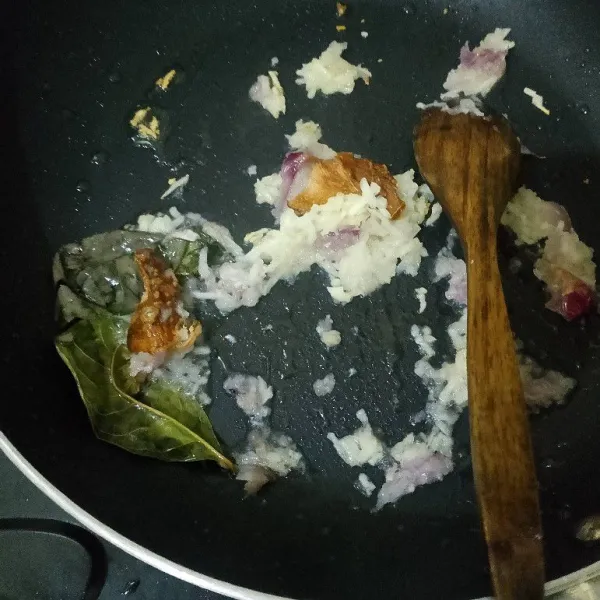 Tumis bawang putih dan bawang merah sebagai bumbu halus dengan daun salam serta lengkuas sampai harum dan tanak.