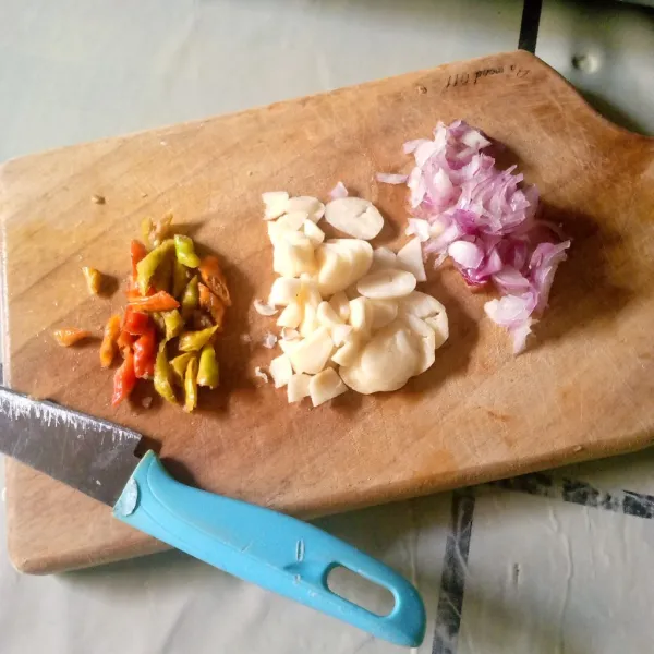 Iris-iris tipis bawang merah, bawang putih, dan cabe.