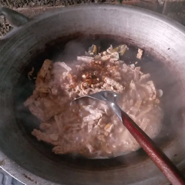 Bumbui dengan kayu manis, lada bubuk, garam, dan kecap manis. Aduk rata dan jangan lupa untuk koreksi rasa.