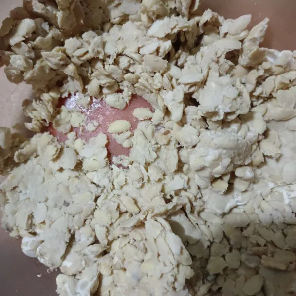 Haluskan tempe menggunakan garpu.