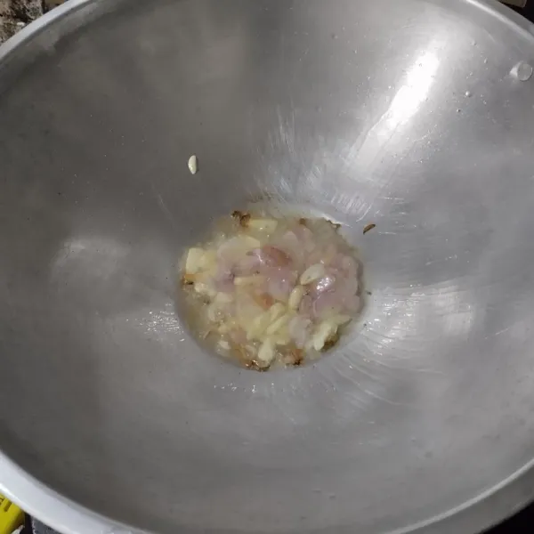 Tumis bawang putih dan bawang merah iris hingga harum.