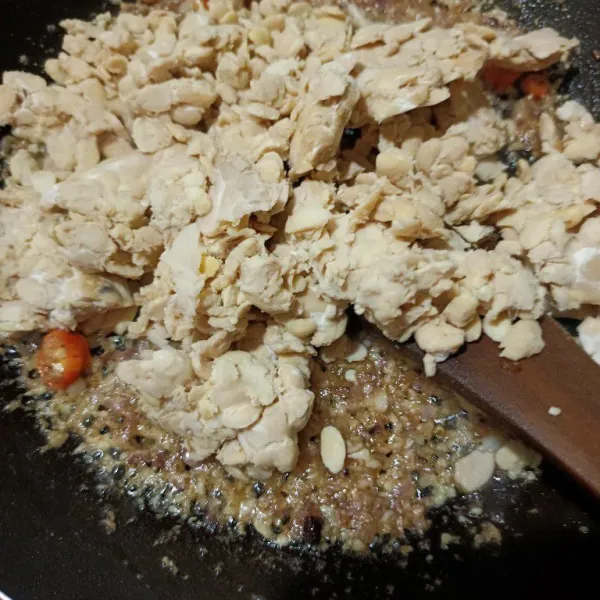 Masukkan tempe, lalu tumis sebentar.