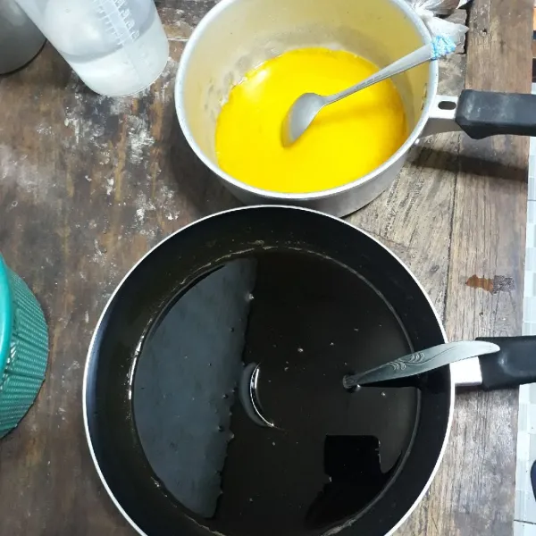 Panaskan gula dengan api kecil hingga meleleh, lalu tambahkan air panas secara perlahan dan diaduk - aduk hingga mencair. Sisihkan hingga dingin.