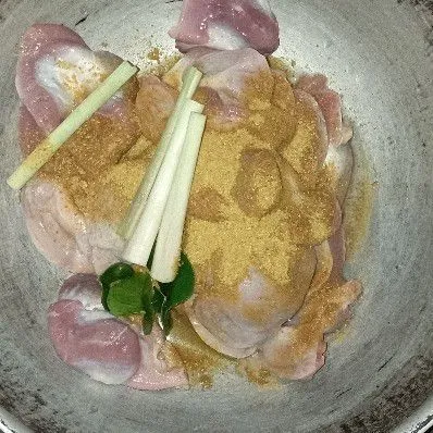 Tambahkan bumbu ungkep ayam goreng, sereh, dan daun jeruk.