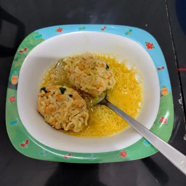 Celupkan perkedel ke dalam telur dan baluri hingga rata.