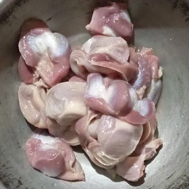 Bersihkan ampela, lalu cuci bersih. Taruh dalam wajan.