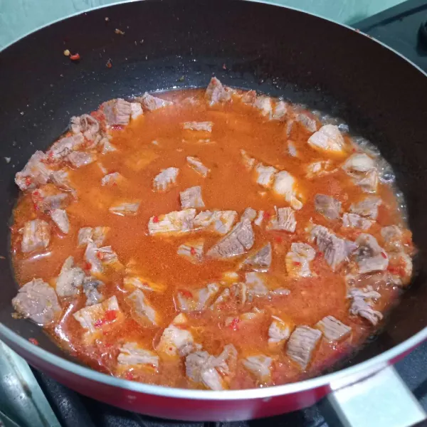 Tambahkan air, aduk rata