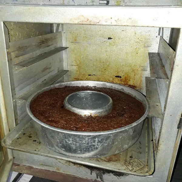 Panggang dalam oven yang sudah dipanaskan, gunakan api sedang cenderung besar hingga matang. Keluarkan dari oven dan biarkan hingga margarinnya meresap baru dikeluarkan dari loyang. Potong-potong setelah dingin.