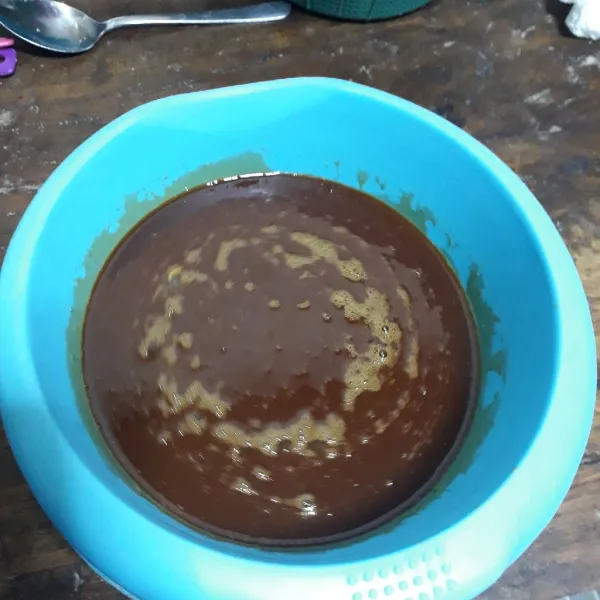 Kocok lepas telur hingga rata, lalu tambahkan susu kental manis dan gula leleh. Aduk rata.