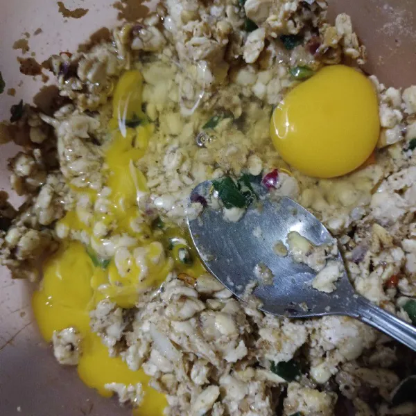 Pecahkan telur, lalu aduk sampai rata.