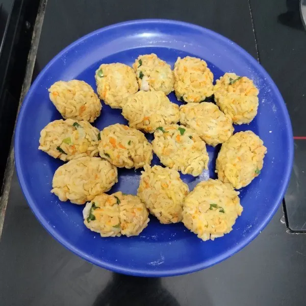 Ambil secukupnya adonan, lalu kepal-kepal dengan tangan dan bentuk menjadi bulat lonjong.