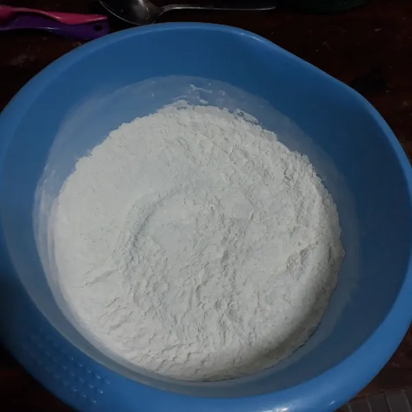Campurkan tepung terigu, tepung tapioka, soda kue, dan garam. Aduk rata.