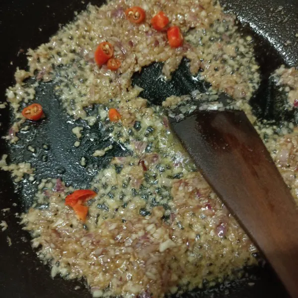 Masukkan irisan cabe rawit.