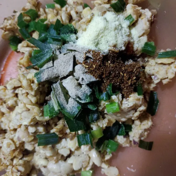 Masukkan tempe yang sudah ditumis, daun bawang, merica bubuk, kaldu bubuk, bumbu dry rub ke dalam wadah.