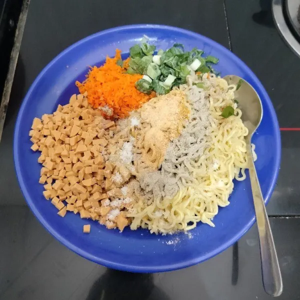 Tambahkan wortel, daun bawang, bawang putih bubuk, lada bubuk, kaldu bubuk, dan garam. Aduk hingga tercampur rata.