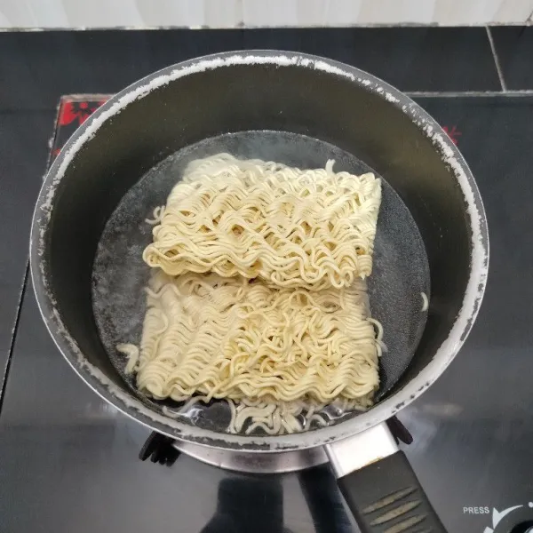 Rebus mie dengan air mendidih hingga matang mengembang. Angkat dan tiriskan, lalu potong-potong sesuai selera.