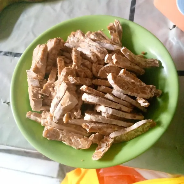 Potong-potong tempe tipis memanjang.