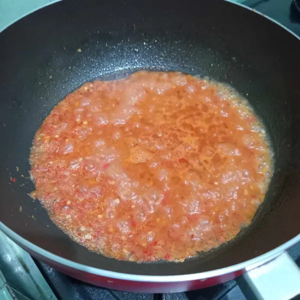Tumis bawang dan cabai yang dihaluskan sampai wangi