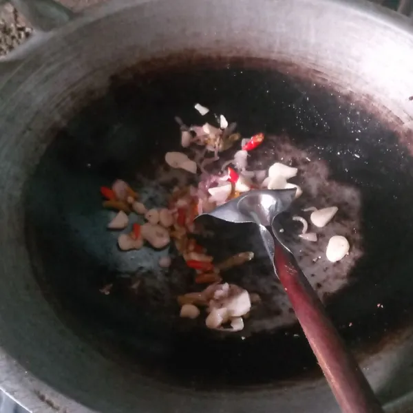 Tumis bahan iris dengan sedikit minyak sampai layu.