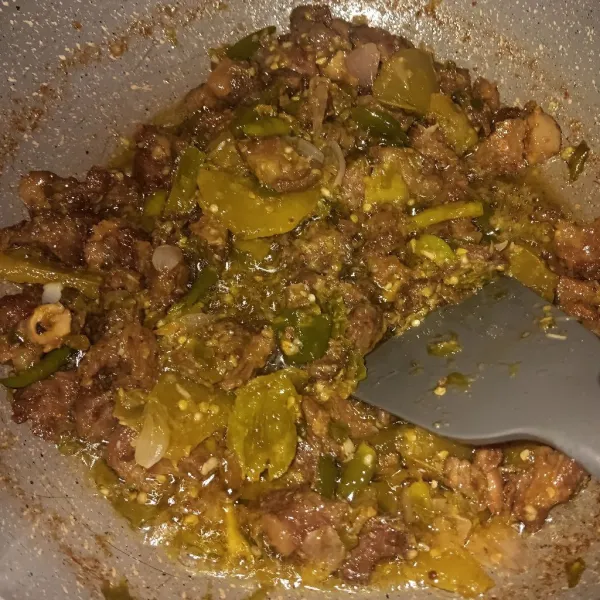 Masukkan daging, lalu masak selama 5 menit sampai menyatu dan bumbu meresap. Jangan lupa untuk cek rasa dan matikan api.