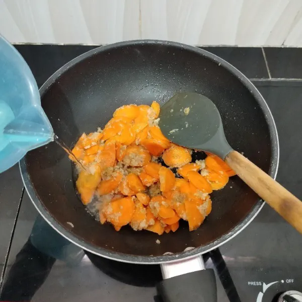 Tuangkan air, lanjut masak hingga wortel setengah empuk.