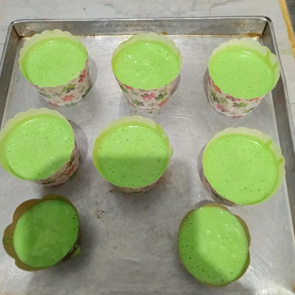 Tuangkan adonan ke dalam paper cup, lalu panggang dalam oven dengan suhu 185°C selama 15 -20 menit sampai matang. Setelah matang, keluarkan dari oven dan biarkan di suhu ruang.