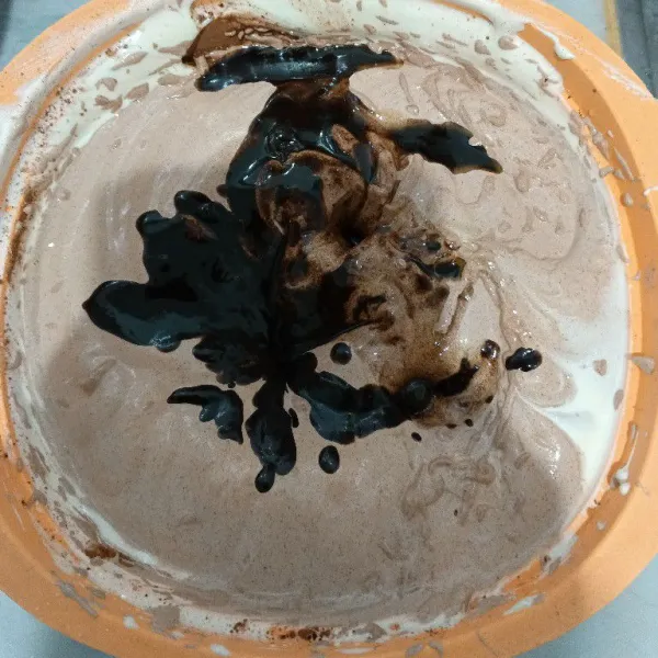 Masukkan cokelat batangan beserta dengan margarin sebagai bahan A, aduk rata menggunakan spatula.