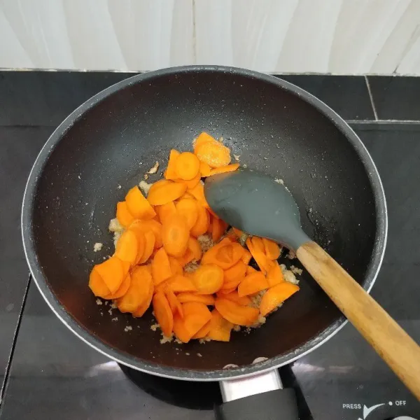 Masukkan wortel, lalu aduk sampai rata.