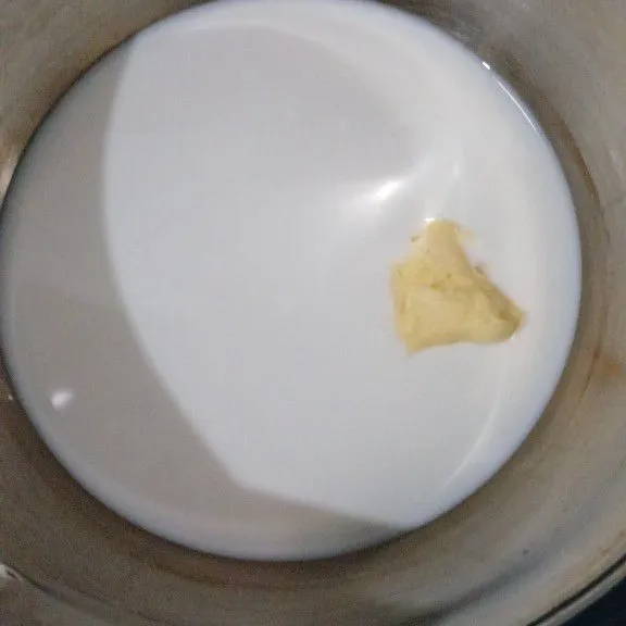 Campurkan susu dan margarin, lalu masak di atas api.