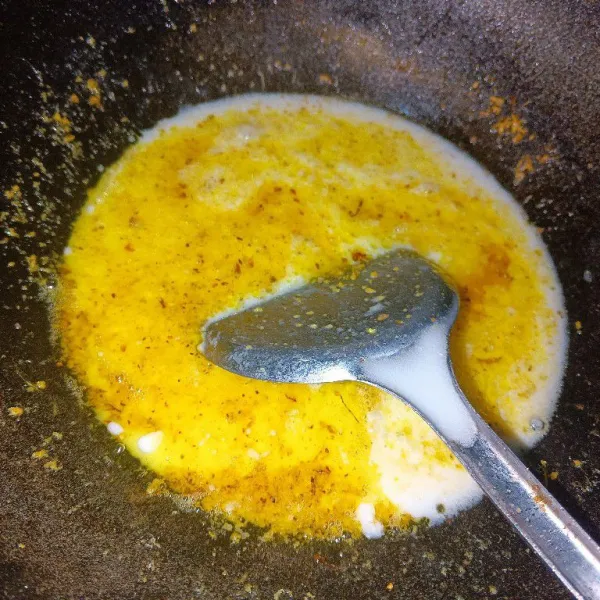 Setelah itu, masukkan santan dan terus diaduk