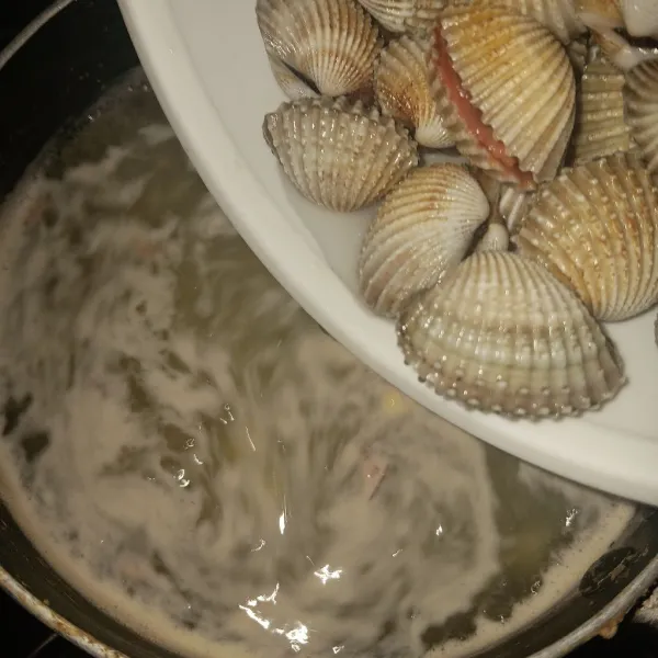Masukkan kerang dara, lalu aduk-aduk dan masak selama 5-7 menit setelah mendidih kembali.