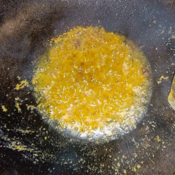 Haluskan bumbu dan masak dengan sedikit minyak sampai bumbunya matang.