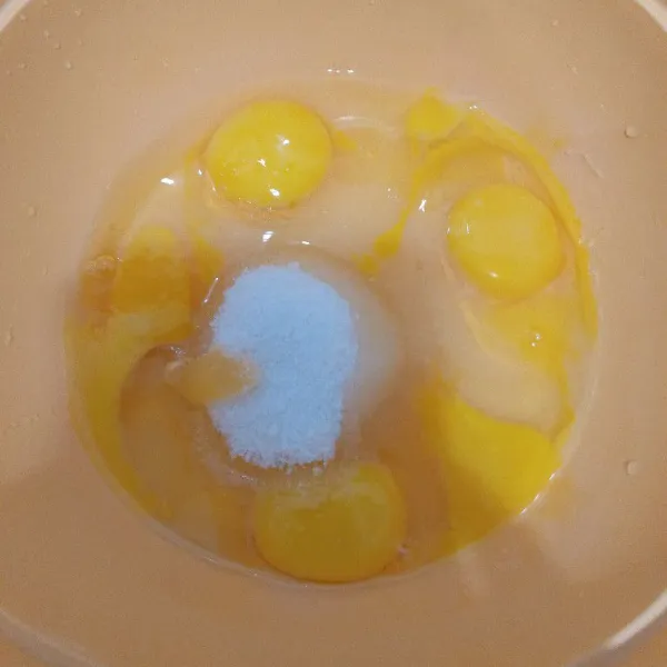 Masukkan telur, sp, dan gula pasir ke dalam wadah.
